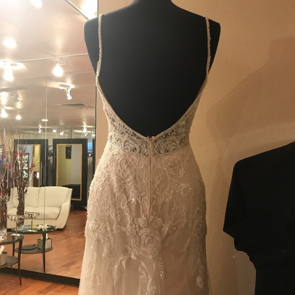 Wedding Gown - Never been worn - Picture 8 of 11